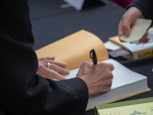 Dédicace de livres : un enjeu important pour la promotion ?